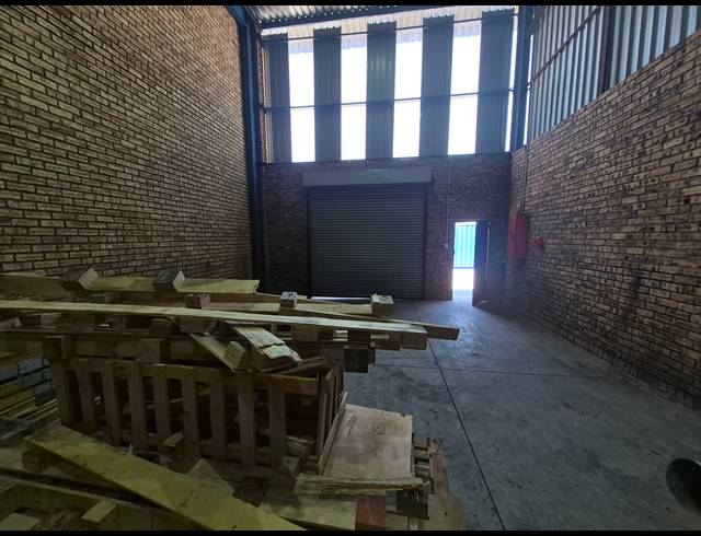 90M² WAREHOUSE TO LET IN TULISA PARK